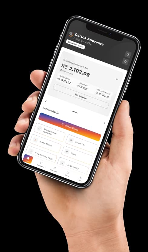 Mão segurando smartphone com o app Líder Lex
